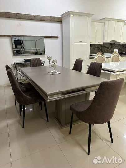 Стол и стулья