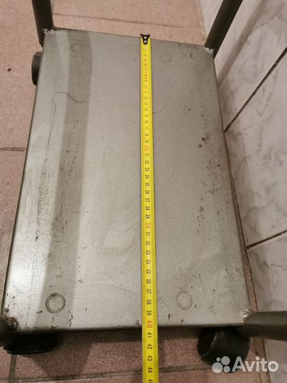 Подставка металлическая на колесиках