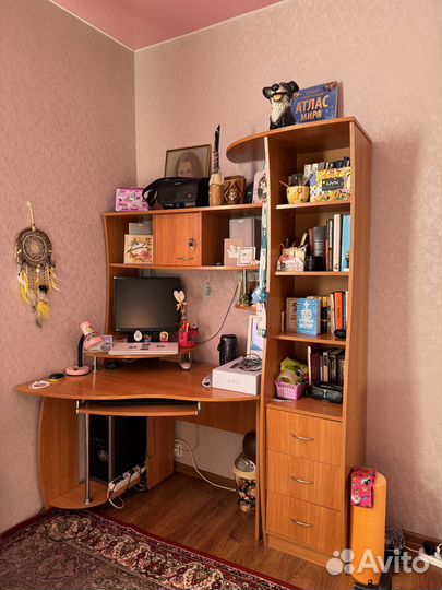 Угловой компьютерный стол со стеллажом