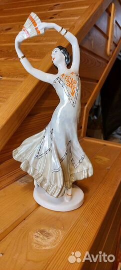Фарфоровая статуэтка 30 см