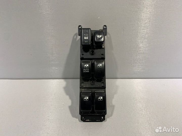 Блок управления стеклоподъемниками передний левый