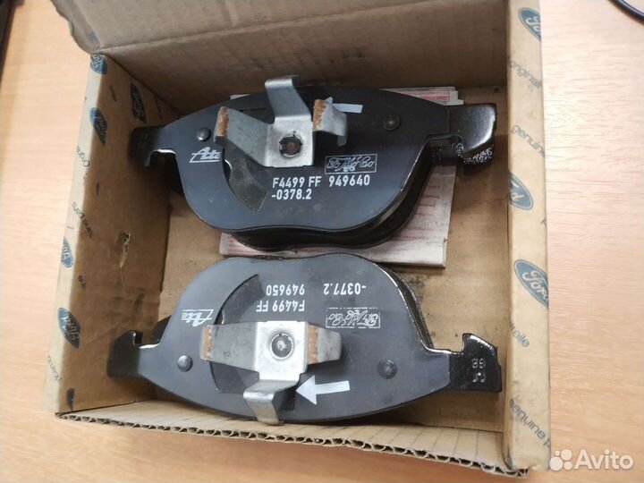 Тормозные колодки передние оригинал Ford 1519528