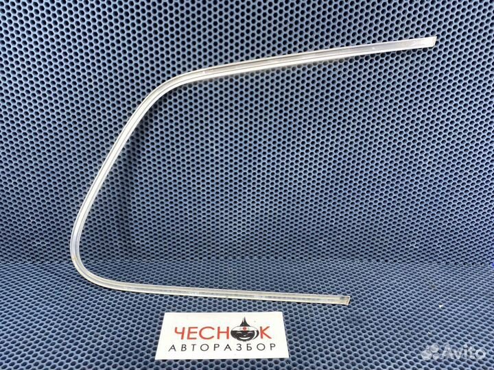 Молдинг хром заднего глухого стекла Touareg NF FL