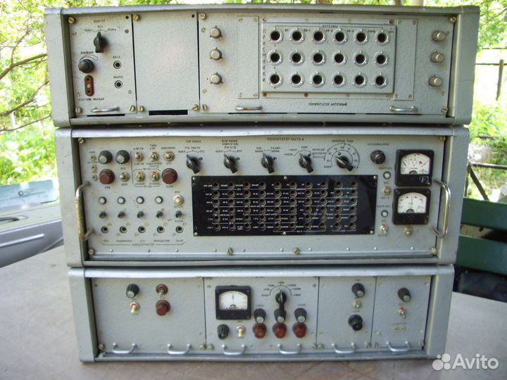 Из кунга армейской радиостанции стойка коммутации