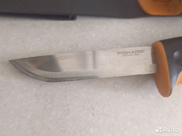 Универсальный нож с точилкой fiskars