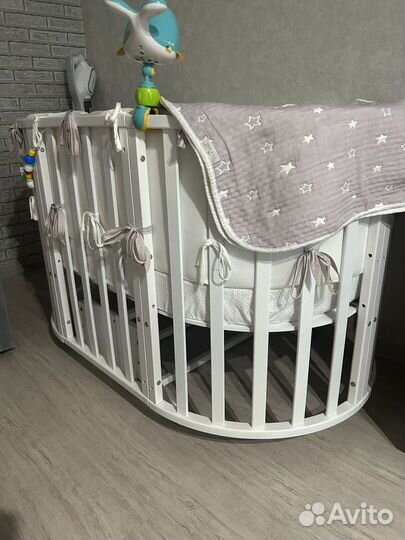Детская кроватка с универсальным маятником