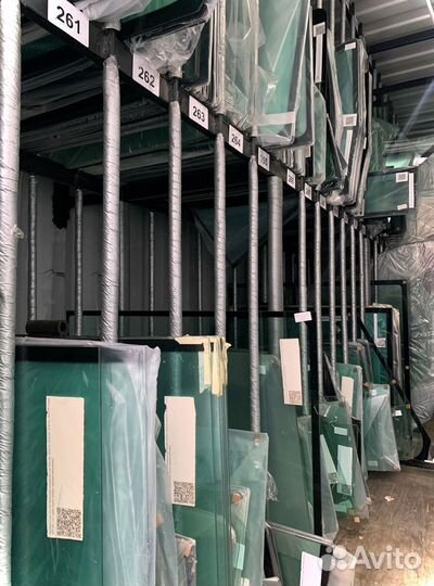 Стекло нижнее переднее на экскаватор JCB JS 220