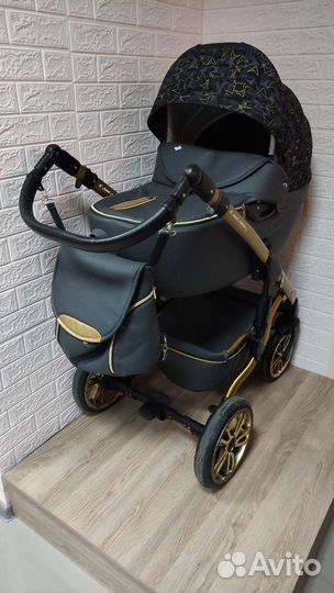 Коляска из чёрной экокожи