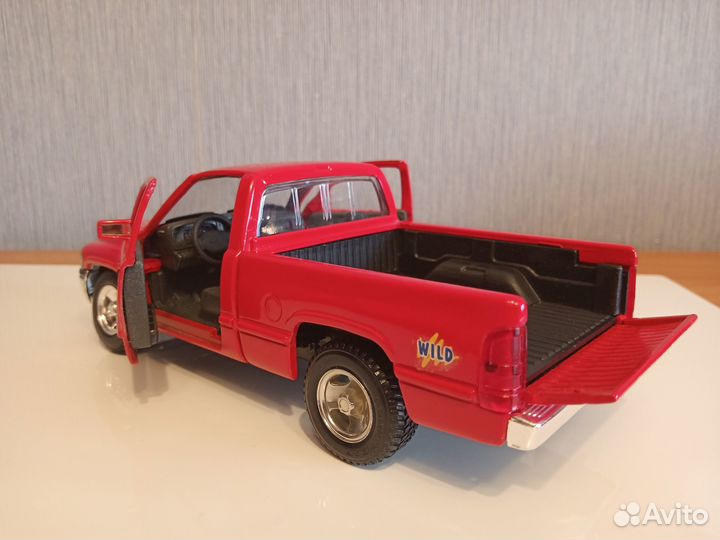 Пикап Dodge Ram 1500 модель 1:24