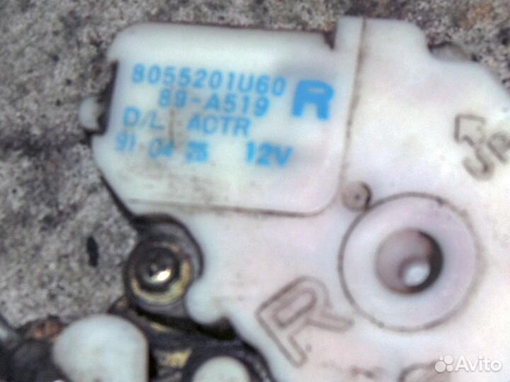 Замок двери передней правой Nissan Primera P10