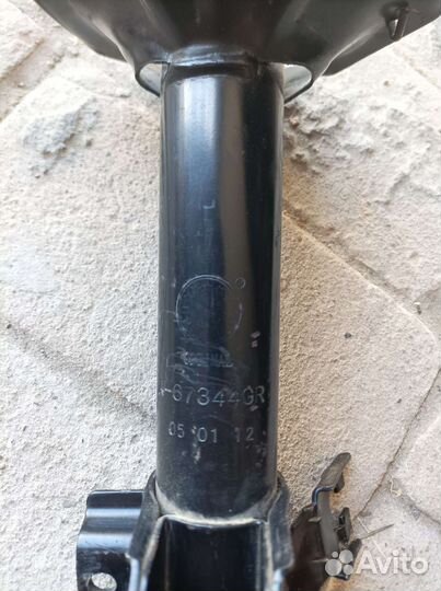 Передняя стоика Nissan