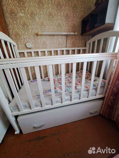Детская кроватка с маятником и ящиком