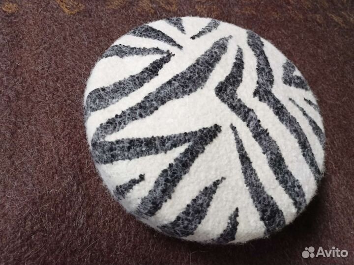 Берет и варежки валяные