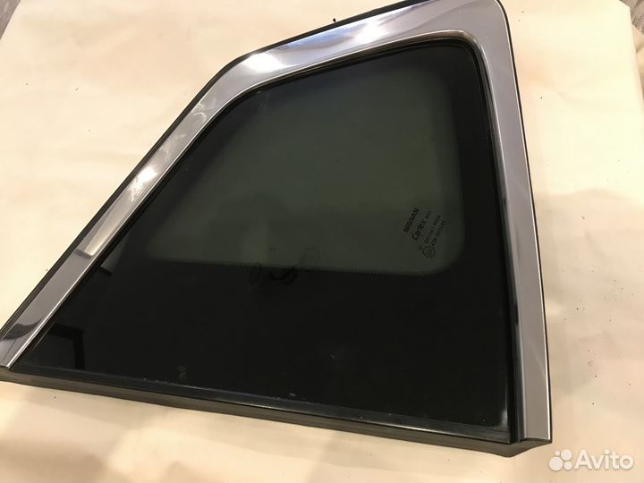 Боковое заднее левое стекло Nissan X-Trail