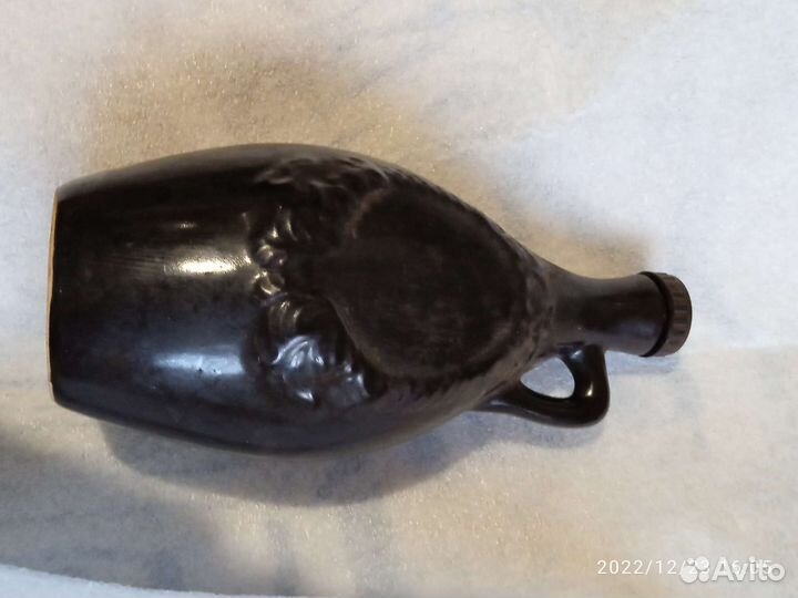 Старинная чёрная бутылка