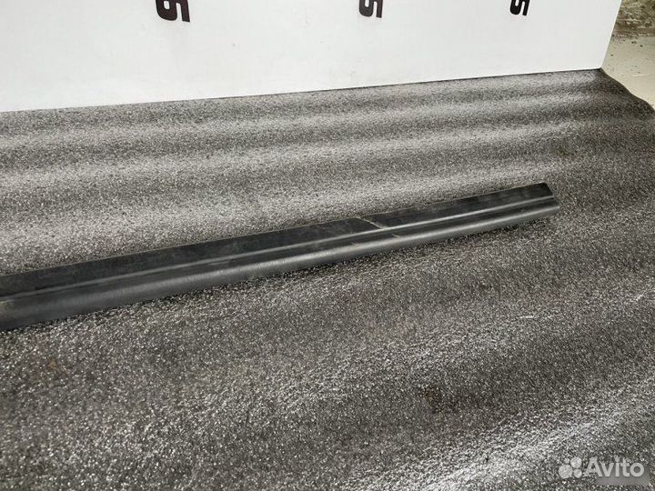 Уплотнительная резинка капота передняя Audi A4 B8