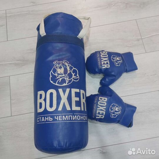 Боксерские перчатки и груша