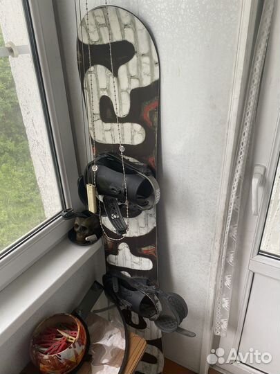 Сноубордические ботинки и сноуборд