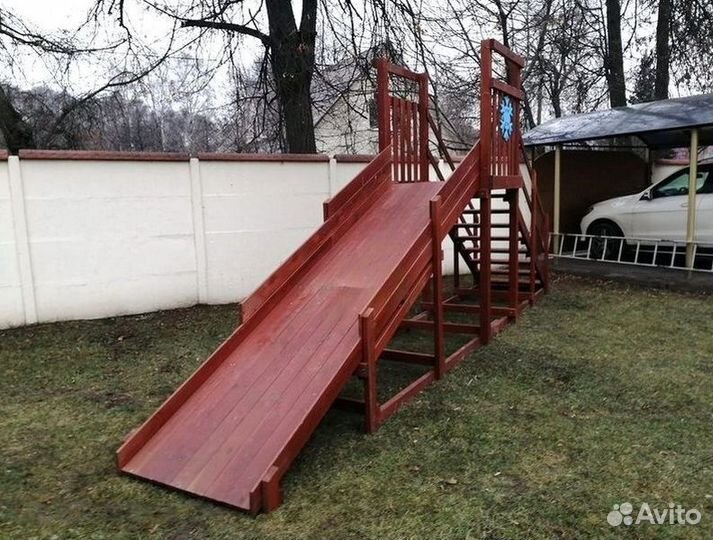 Зимняя деревянная горка 