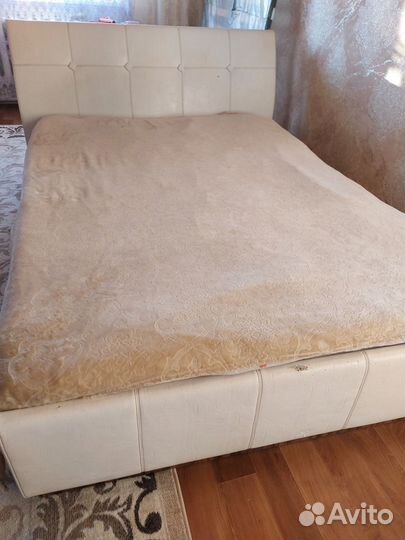 Продам двуспальную кровать