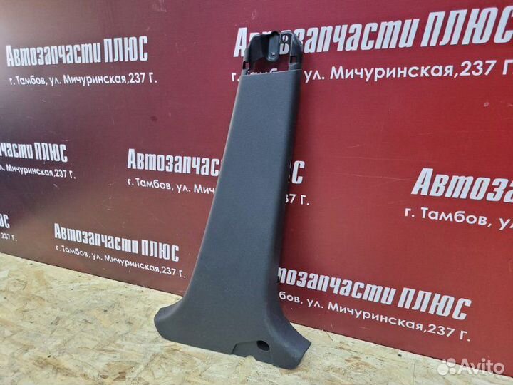 Обшивка средней стойки правая Renault Logan