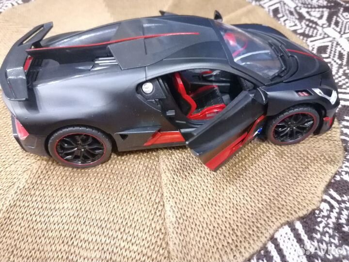 Bugatti Divo 1.24 машинка металлическая