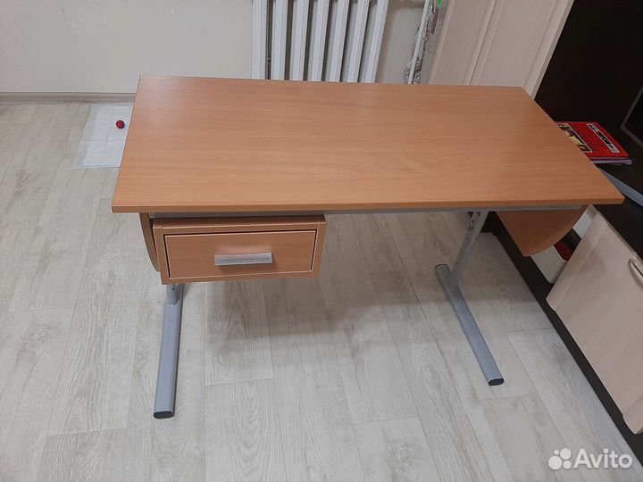 Стол (парта)