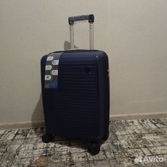 Чемодан на колесах +ручная сумка