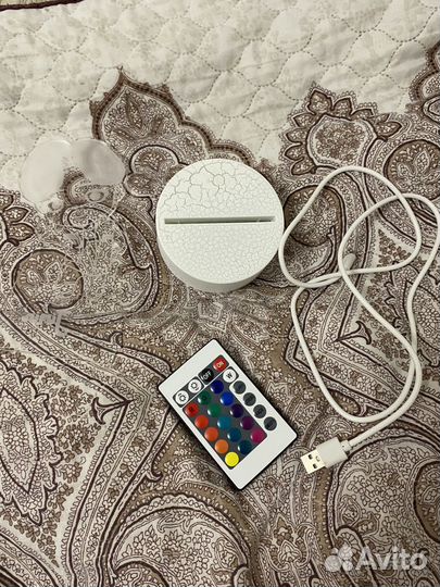 Разноцветный светильник в виде чимина на зарядке