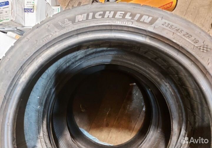 Michelin Pilot Sport 4 235/45 R19 98Y