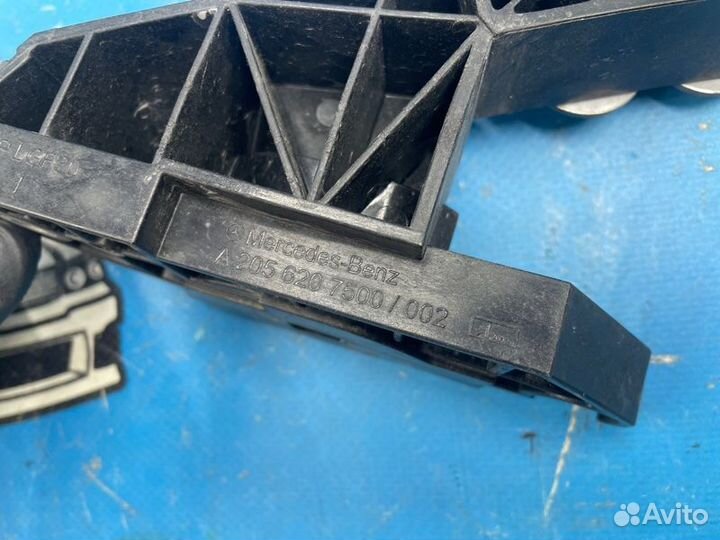 Крепление фары переднее правое Mercedes-Benz