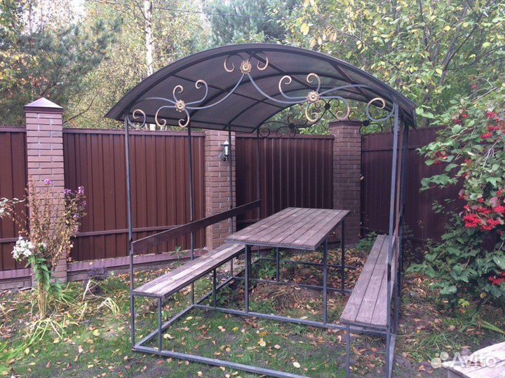 Беседка со столом