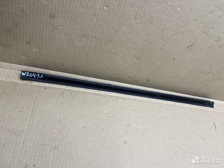 Уплотнитель внизу двери задней левой правой w204