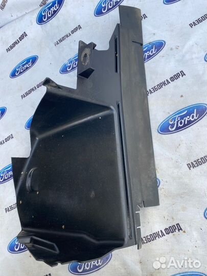 Дефлектор радиатора передний правый Ford Focus 2