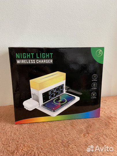 Ночник с часами и безпроводной зарядкой