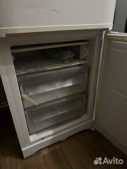 Холодильник ariston