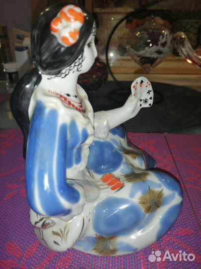 Фарфоровая статуэтка