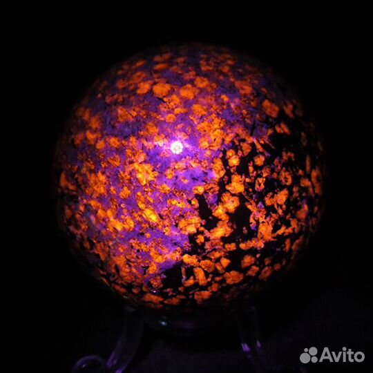 Шар из камня Гакманит Содалит Светится в уф