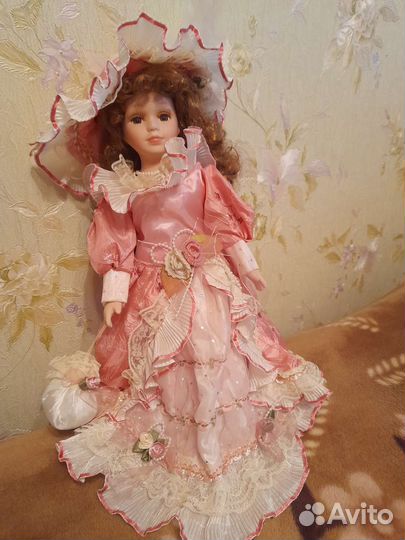 Кукла фарфоровая