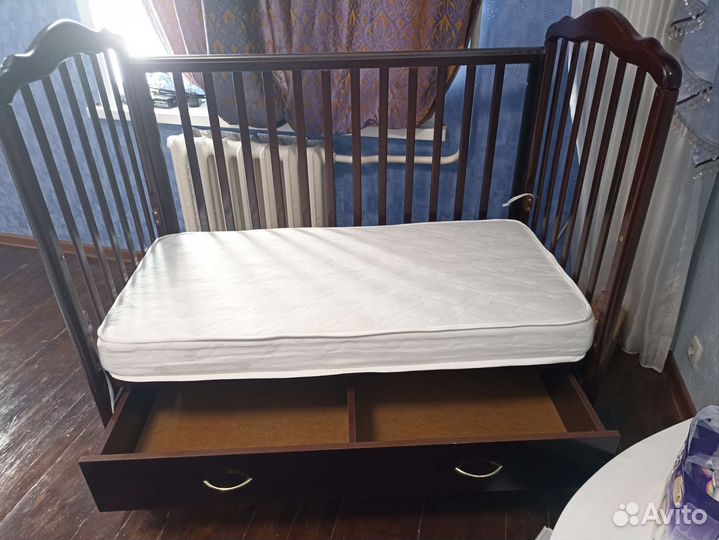 Кроватка на колесиках с ящиком