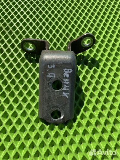 Задняя правая петля двери тойота авенсис 2 250