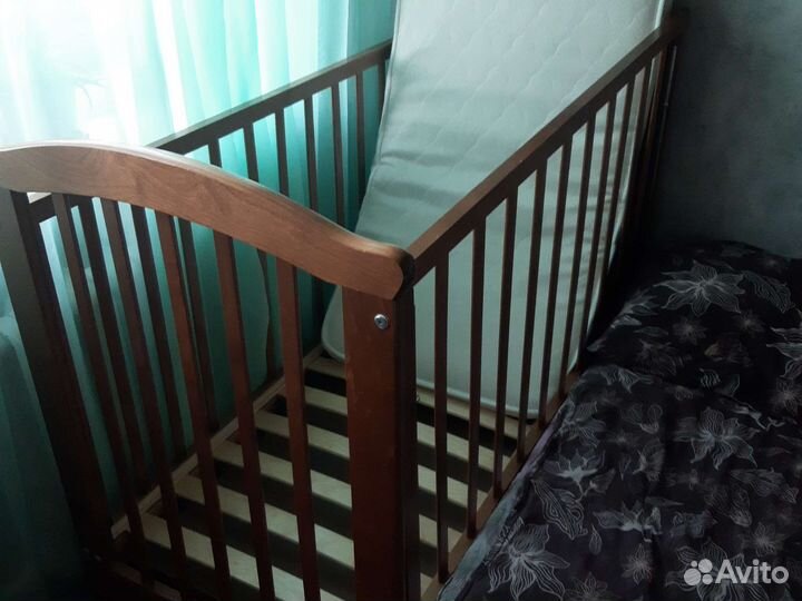 Детская кроватка + матрас + бортики + игрушки