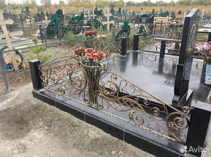 Кованые ограды, кресты, памятники