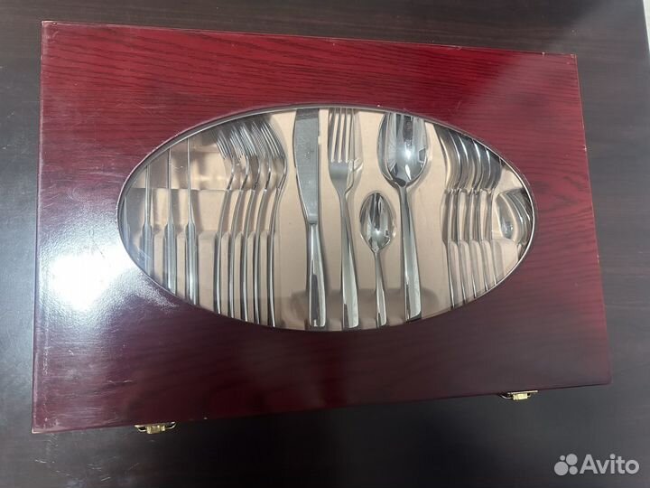 Набор столовых предметов в деревянном кейсе