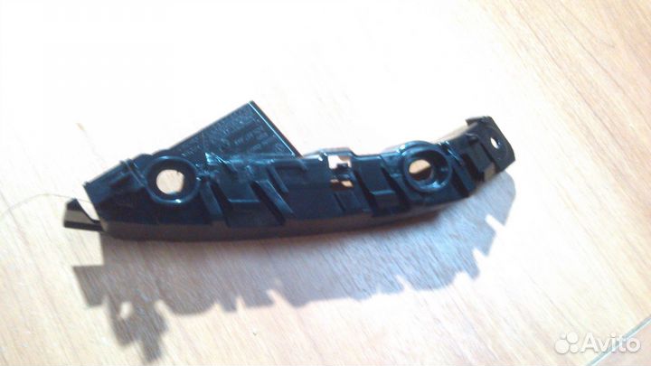 В наличии. Кронштейн переднего бампера левый
