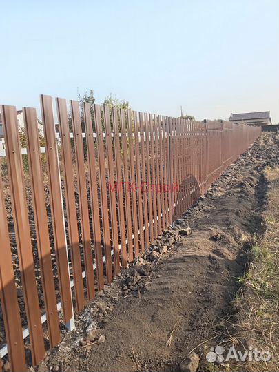 Забор из металлического штакетника