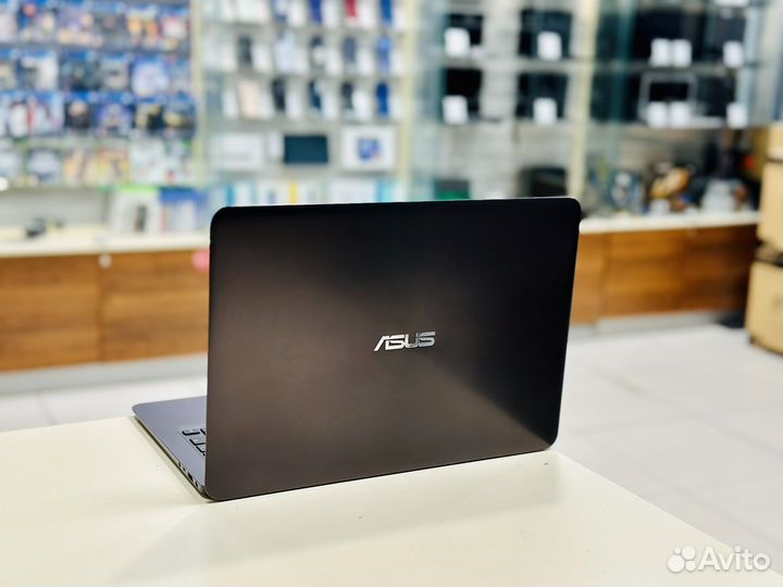 Asus ZenBook 13.3” FHD / m7-6Y75 / 4G / 128G