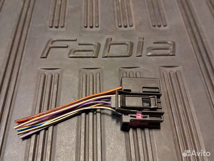 Разъем блока управлен. топливным насосом 8z0972701