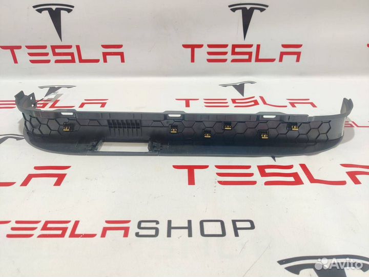 Накладка проема подъемной задней двери Tesla