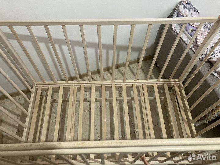 Детская кроватка с маятником